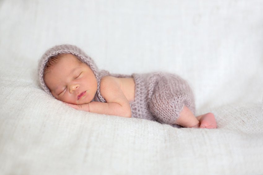 Neugeborenes Baby schläft seelig
