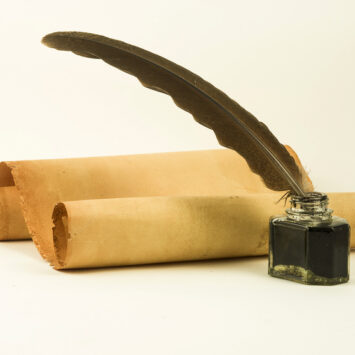 Papier mit Federkiel und Tinte